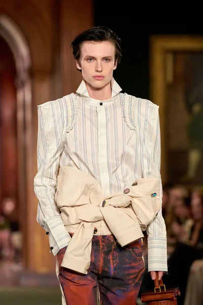 Look 16